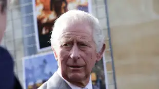 König Charles III. bei einem Besuch des University of Bordeaux's Experimental Forest