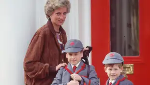 Lady Diana bringt Prinz William und Prinz Harry in die Schule