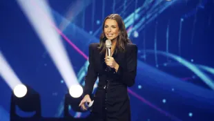 Laura Wontorra im schwarzen Kleid