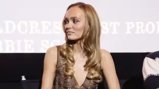 lily rose depp transparent kleid haut heiß