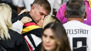 Maximilian Mittelstädt küsst seine Freundin Lea Prinz