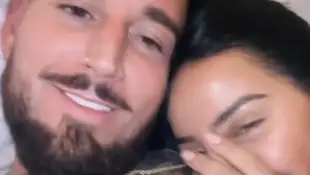 Mike Heiter und Leyla Lahouar zusammen im Bett