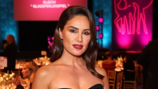 nazan eckes heiß sexy freizügig haut rücken