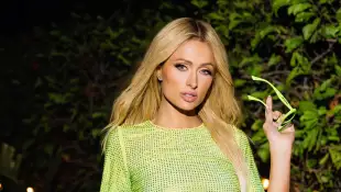 paris hilton heiß sexy outfit beine instagram freizügig hüllenlos hose