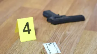 pistole symbolbild kriminalfall true crime