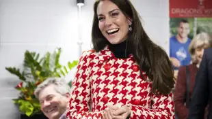 Prinzessin Kate Mutterschaftsmantel rot weiß Hahnentritt Prinz William schwanger Prinz Louis