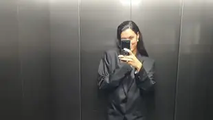 Rebacca Mir nur in Strumpfhose und Blazer