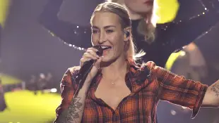 sarah connor heiß freizügig haut handtuch look