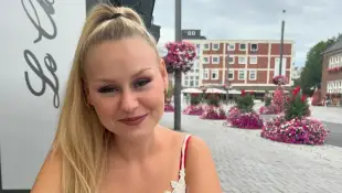 sarah jane wollny heiß sexy freizügig haut look kleid overknees