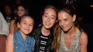Suri Cruise mit Mama Katie Holmes bei den Kids Choice Awards