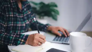 arbeitsplatz symbolbild arbeit schreibtisch