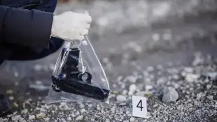 pistole waffe symbolbild tatort crime true crime