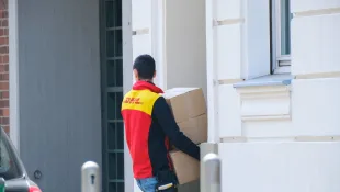 postbote symbolbild paketbote post