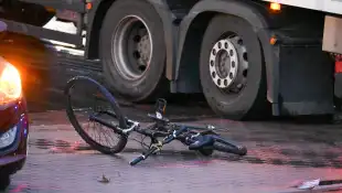 Symbolfoto: Fahrrad und LKW