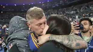 Toni Kroos küsst seine Frau Jessica
