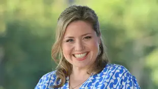 Caroline FRIER (Schauspielerin), Einzelbild,angeschnittenes Einzelmotiv,Portraet,Portrait,Porträt. Pressetermin am Set:D