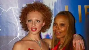 Anna Ermakova und Angela Ermakova zeigen sich im roten Partnerlook