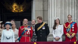 Königin Elizabeth II., Prinz Philip, Prinz Harry, Herzogin Catherine und Prinz William