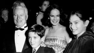 Charlie Chaplin mit seiner Frau Ooana und den Kindern Michael und Geraldine
