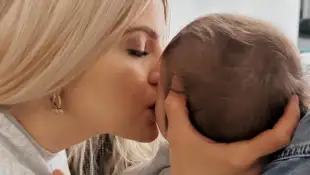 Coupleontour-Ina küsst Baby Olivia