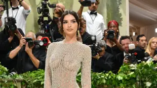 Emily Ratajkowski hüllenlos auf der Met Gala 2024
