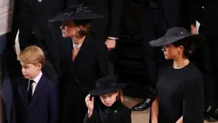 Prinz George, Herzogin Kate, Prinzessin Charlotte und Herzogin Meghan