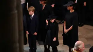 Prinzessin Kate, Prinz George, Prinzessin Charlotte und Herzogin Meghan