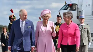 König Charles und Königin Camilla werden in Paris von der französischen Premierministerin Elisabeth Borne empfangen