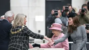 Herzogin Kate und Königin Elisabeth II. 