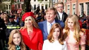 König Willem-Alexander mit Königin Máxima und den Prinzessinnen Amalia, Alexia und Ariane