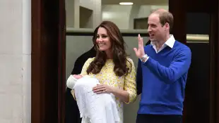 Erste Fotos: Herzogin Kate und Prinz William zeigen ihre Tochter vor dem St. Mary's Hospital