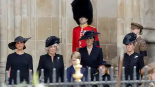 Herzogin Meghan, Herzogin Camilla, Prinz George, Prinzessin Kate, Prinzessin Charlotte und Sophie, Countess of Wessex