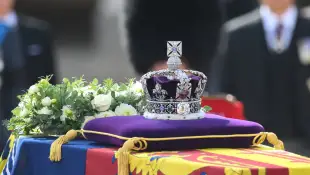 Sarg der Queen mit Krone