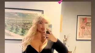 Sarina Nowak im heißen Kleid mit XXL-Schlitz