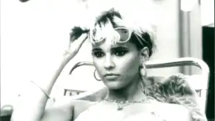 "Flodder - Eine Familie zum Knutschen" Tatjana Simic in einer Filmszene aus der Komödie