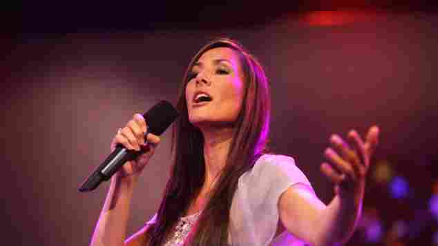 Angeliki Cordalis ist auch als Sängerin tätig