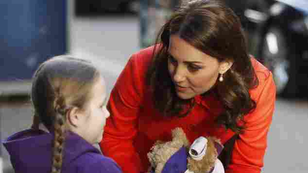 Herzogin Kate besucht ein Krankenhaus in London, Kate Middleton, kein Verlobungsring