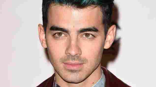 Joe Jonas zeigt sich ebenfalls mit neuer Frisur bei den AMAs 2015