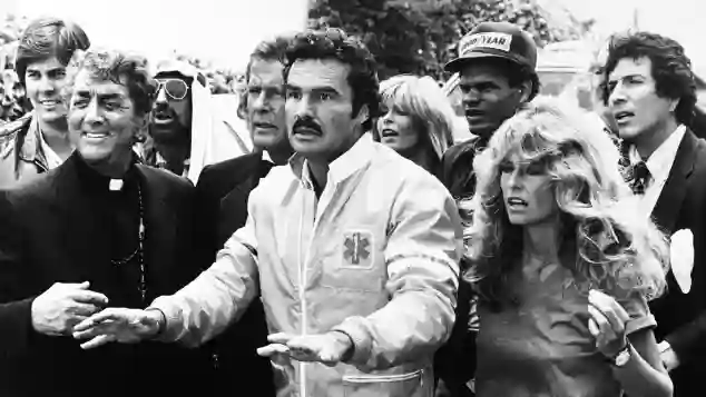 Dean Martin, Roger Moore, Burt Reynolds und Farrah Fawcett in „Auf dem Highway ist die Hölle los“