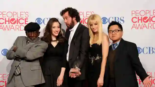 Der „2 Broke Girls“ Cast bei den People's Choice Awards Sitcom Erfolgsserie