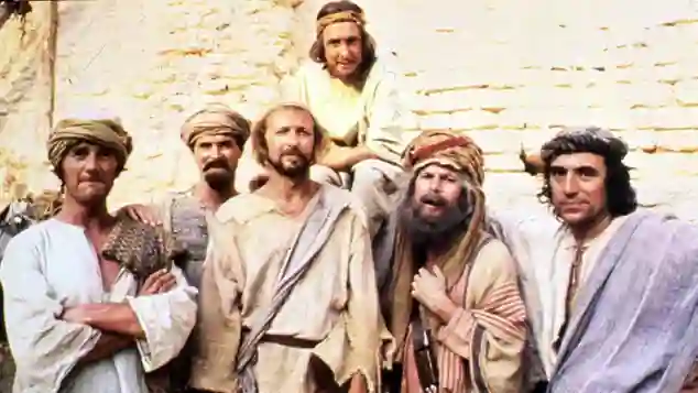 Die „Monty Python“-Truppe um Eric Idle (hinten) am Set von „Das Leben des Brian“