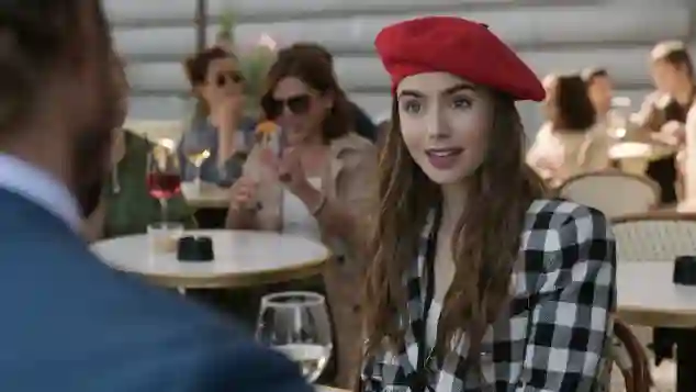 Lily Collins in einer Szene aus der Serie „Emily in Paris“