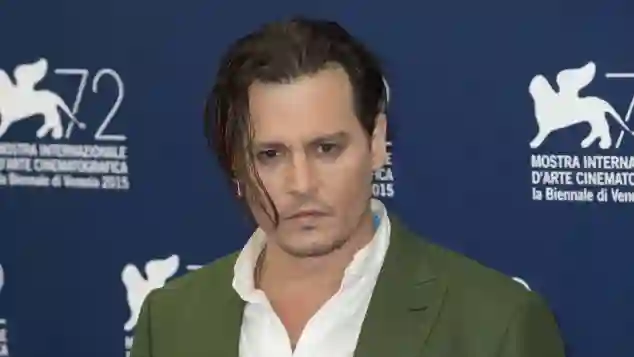 So präsentierte sich Johnny Depp auf dem roten Teppich in Venedig.