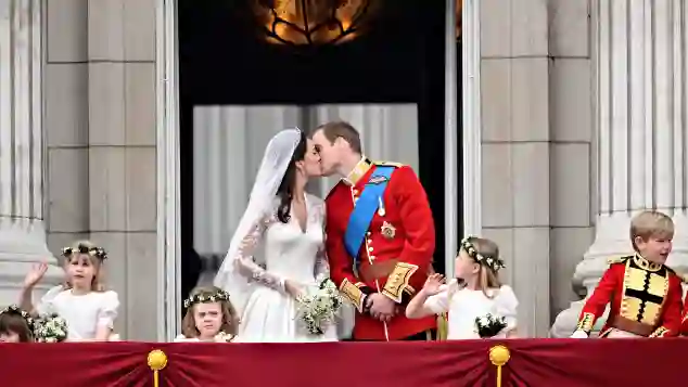 Herzogin Kate und Prinz Williams romantischer Hochzeitkuss