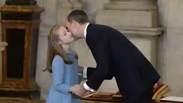 Prinzessin Leonor bekommt von ihrem Vater König Felipe-VI. von Spanien den Orden des goldenen Vlies verliehen