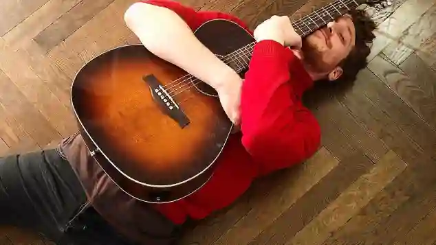 Daniel Donskoy Instagram mit Gitarre und Gesang