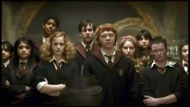 „Harry Potter“-Darsteller Shefali Chowdhury, Afshan Azad, Alfie Enoch, Emma Watson, Matthew Lewis, Rupert Grint, Jessie Cave und Devon Murray