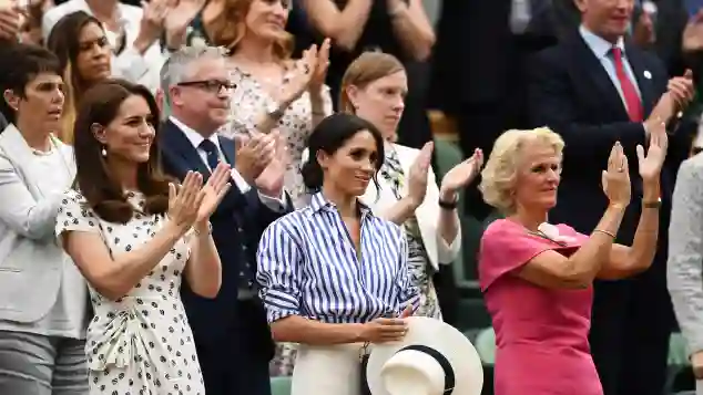 Herzogin Kate und Herzogin Meghan jubeln ihrer Freundin Serena Williams zu