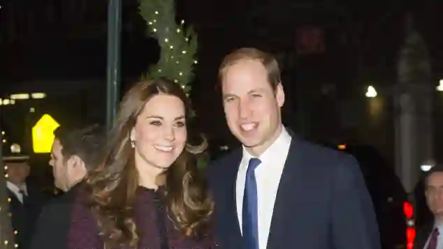 Herzogin Kate in einem Mantel von Seraphine mit Prinz William 2014