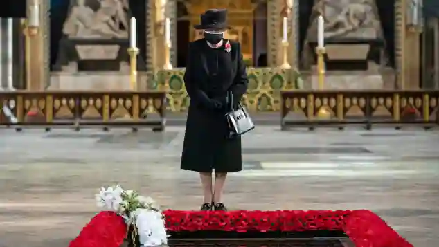 Königin Elisabeth II. maske gedenkt dem „Unbekannten Soldaten“